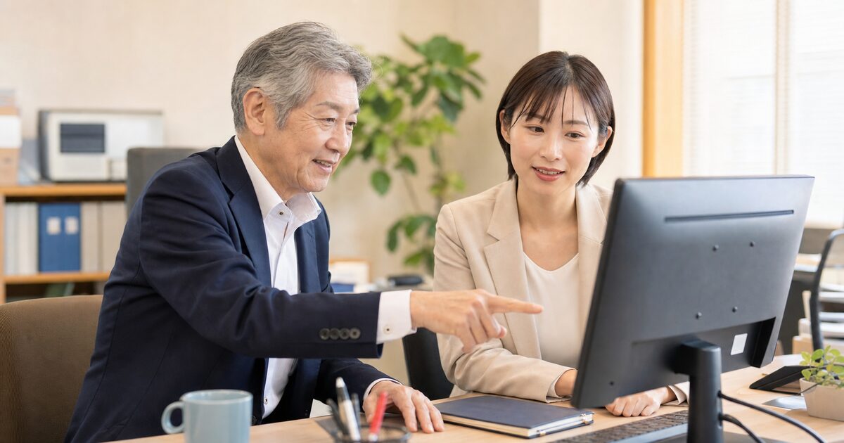 中小企業の経営者と若手社員がAIツールを相談している様子